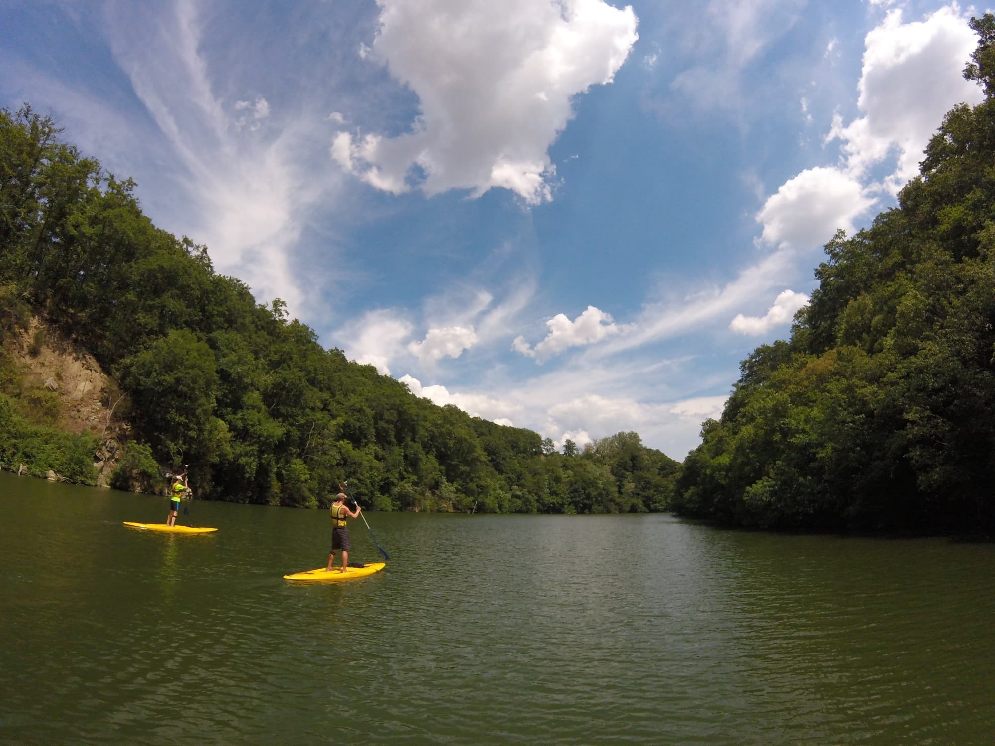 Deportistas practicando SUP en el Valdarno