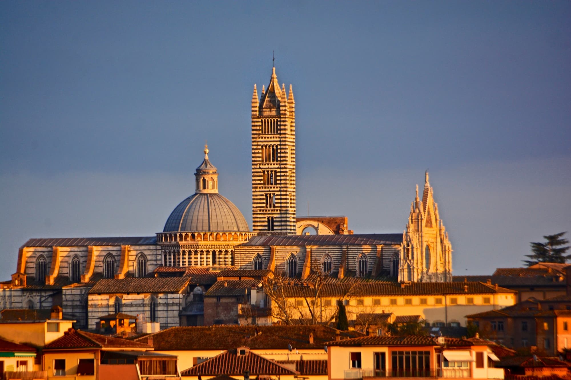 Ein Sonnenuntergang über dem Dom von Siena