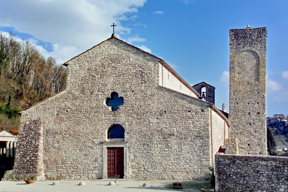 Facciata e campanile della Pieve di Sorano a Filattiera