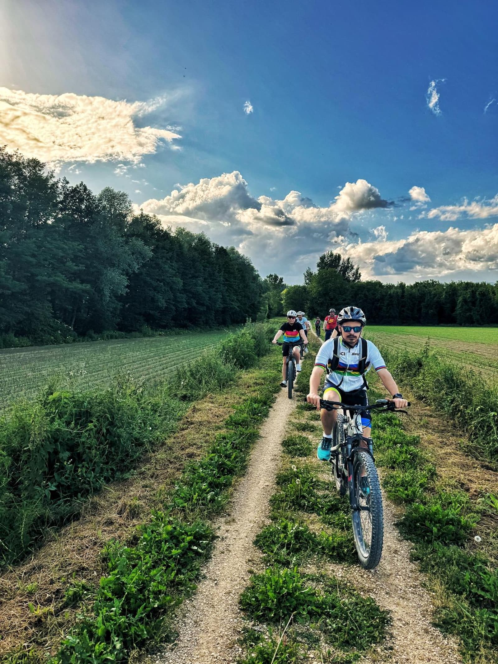 En vélo électrique le long de la piste cyclable du Teggina