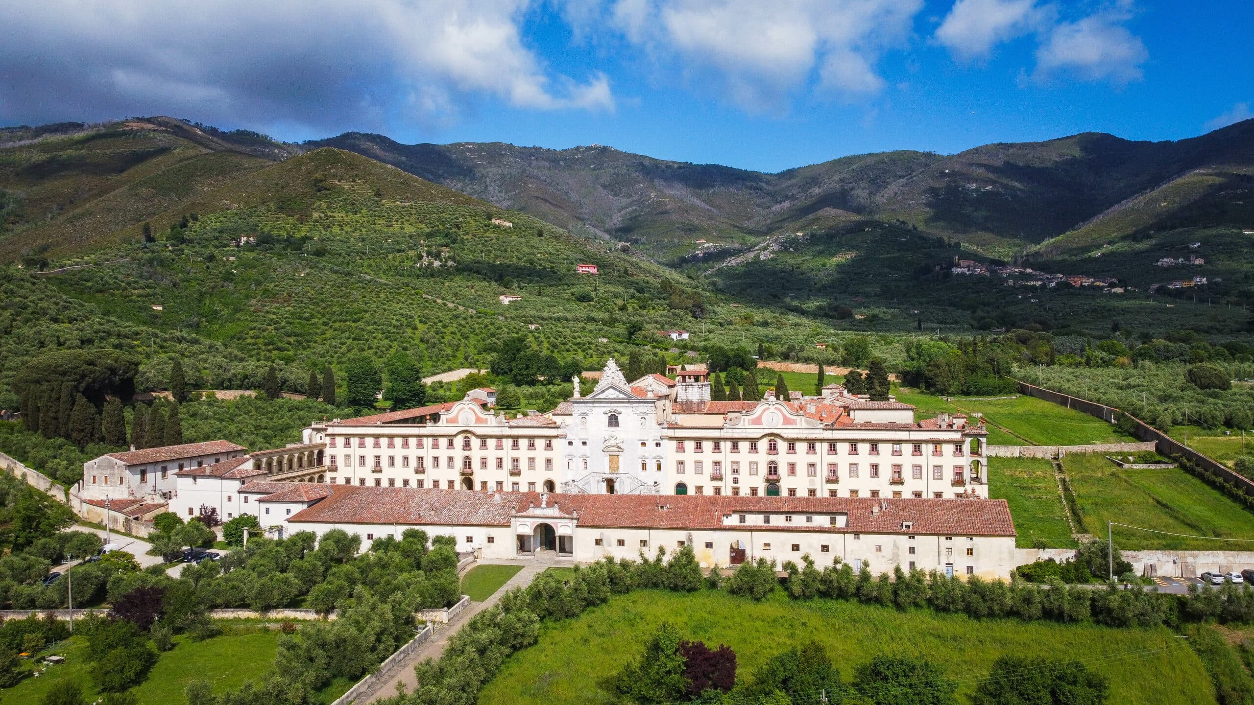 E-bike tour to discover the village of Calci and surroundings