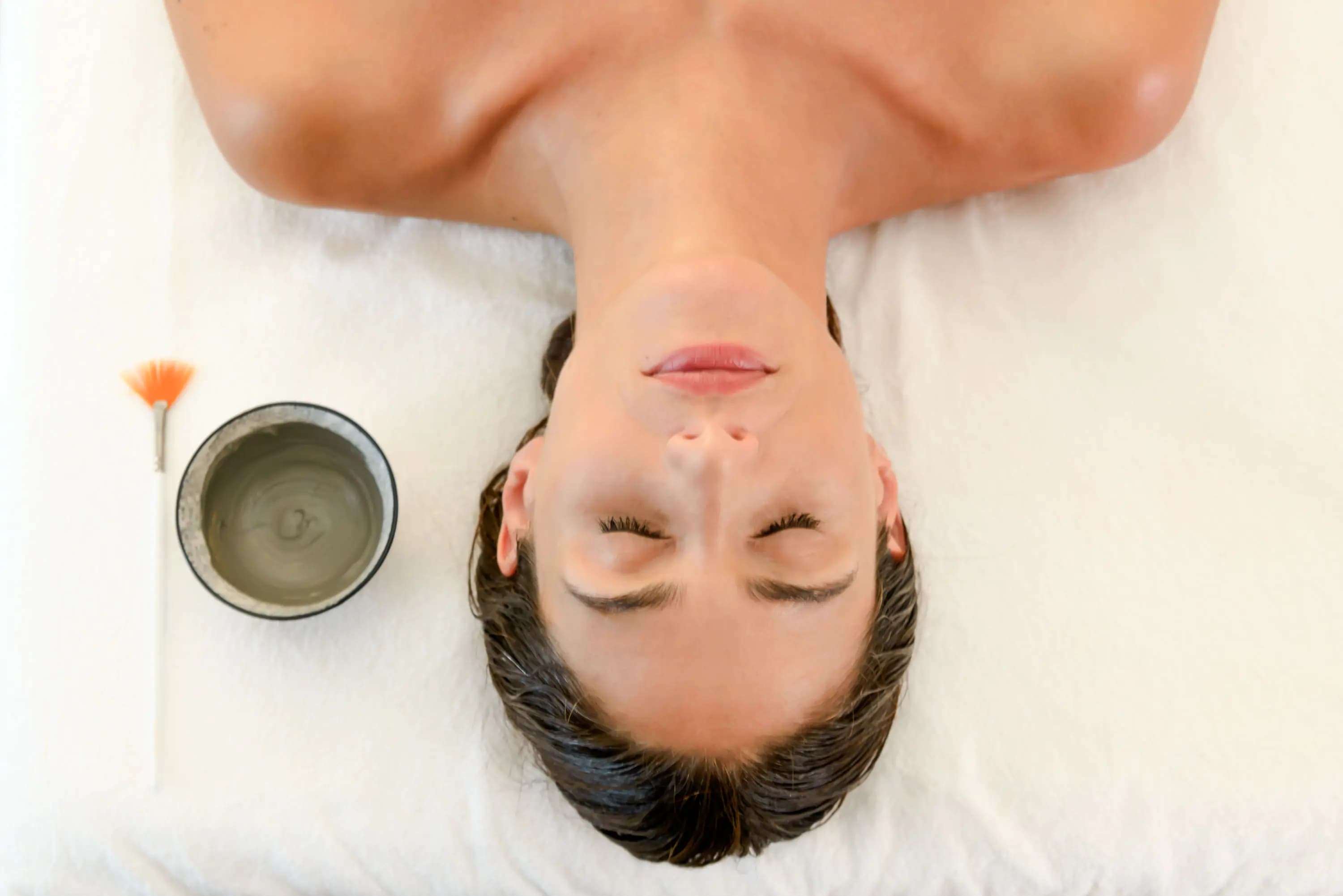 Mujer estirada en un tratamiento facial.