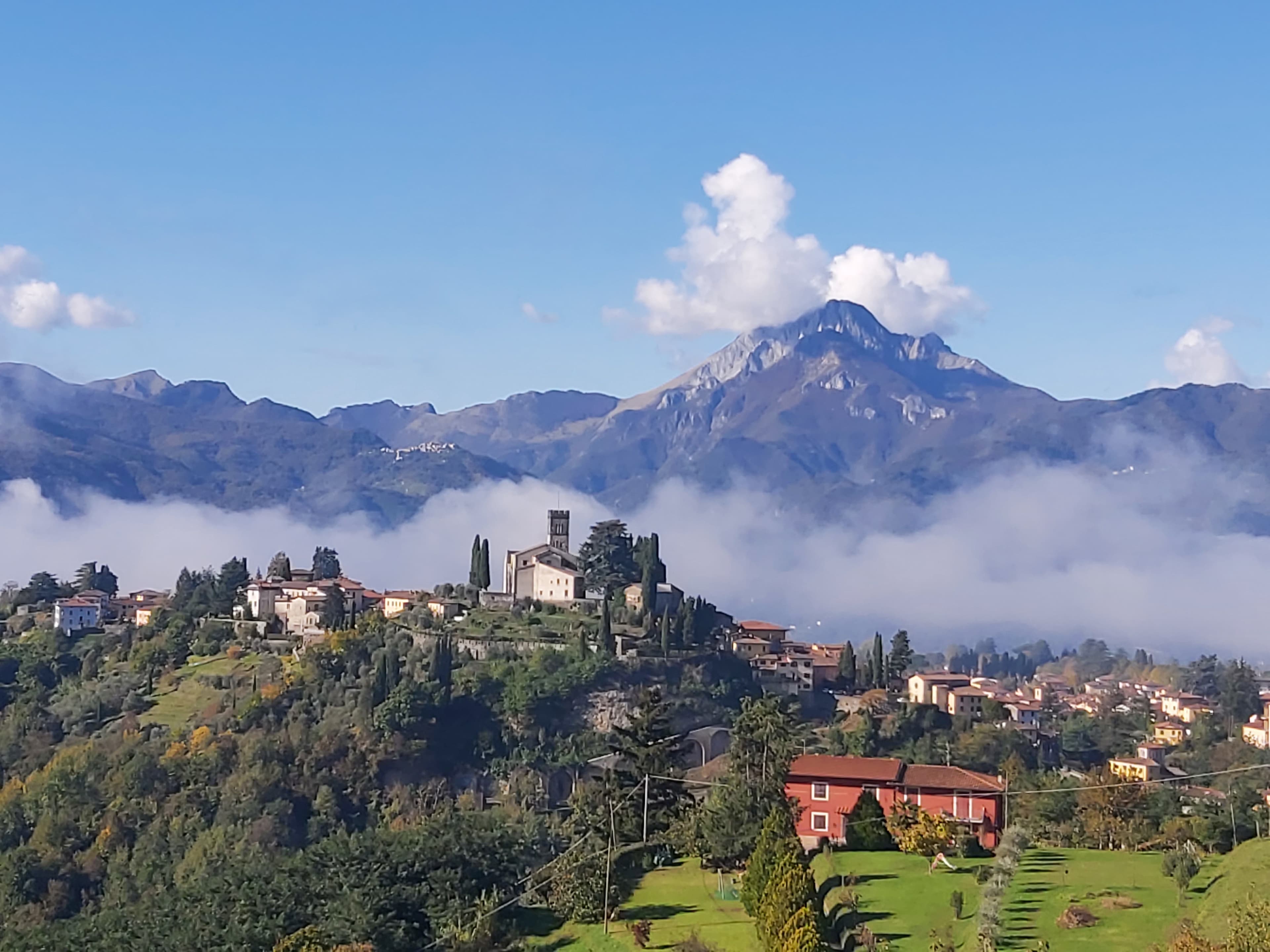 Barga – il borgo medievale e le Alpi Apuane