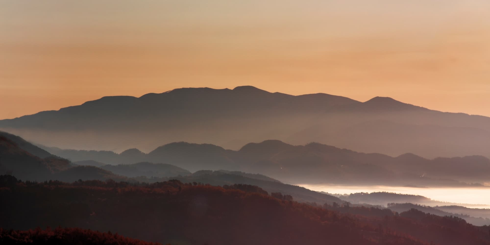 Panorama collinare del Mugello con contorni sfumati di colline e montagne 
