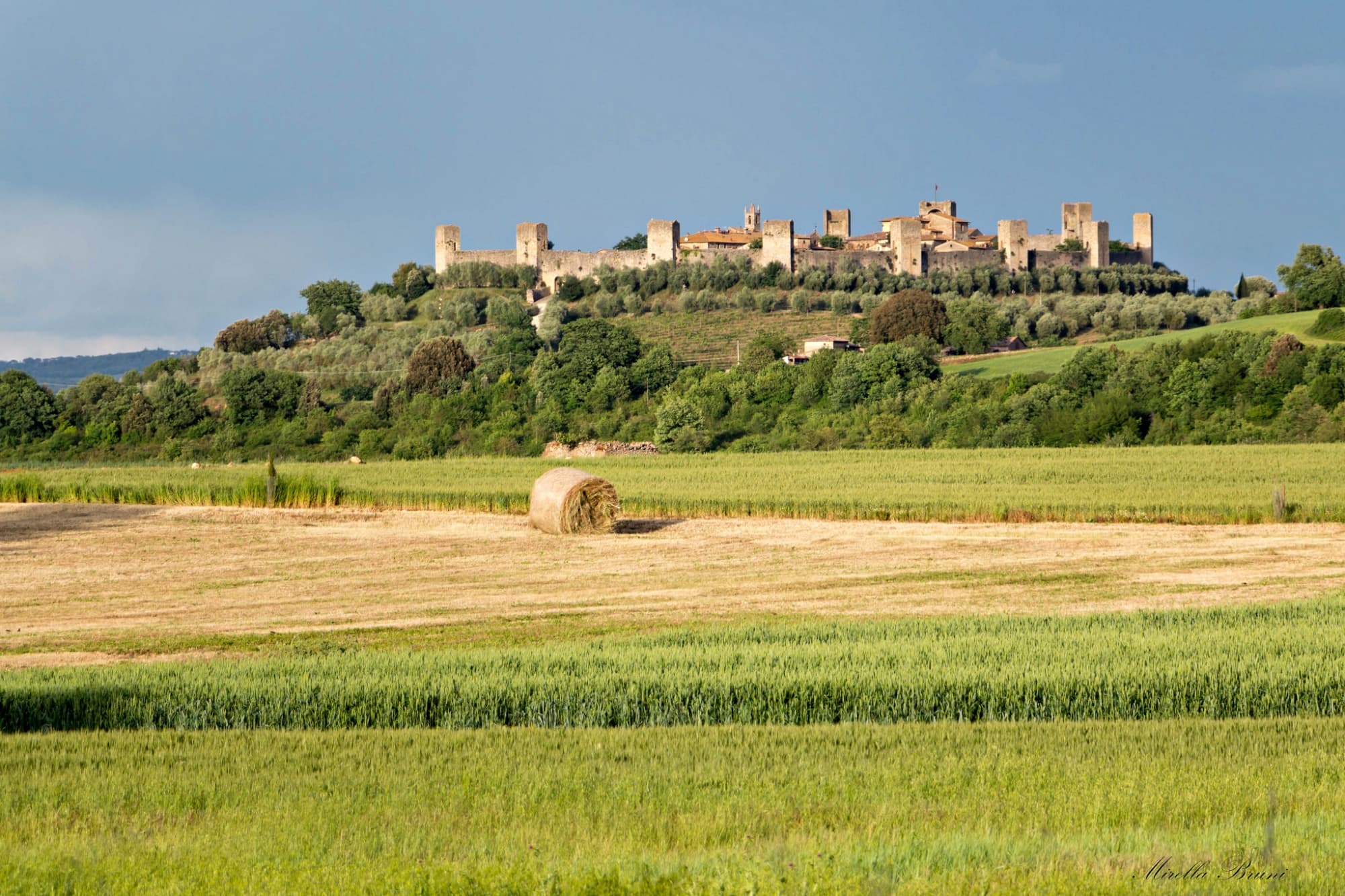 Das Dorf Monteriggioni mit seinen mittelalterlichen Mauern und Türmen