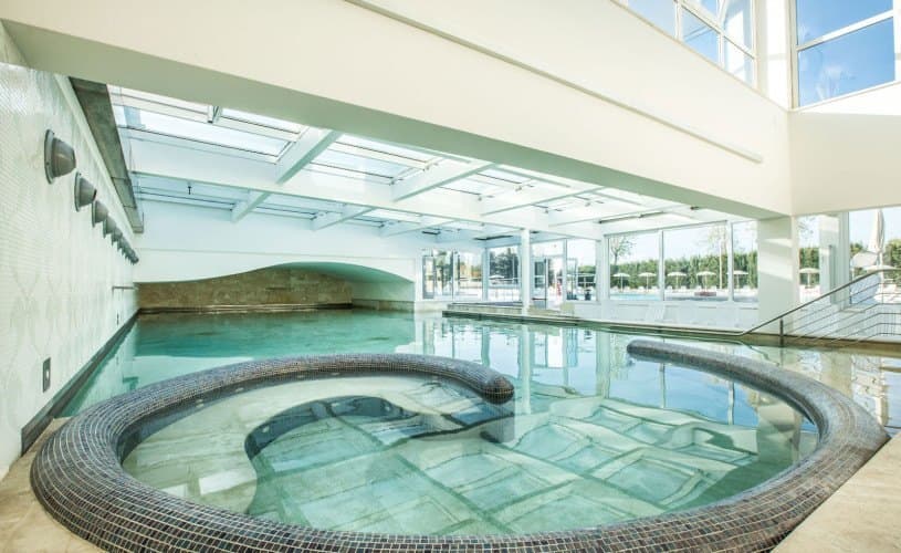Piscine thermale intérieure, de forme circulaire.