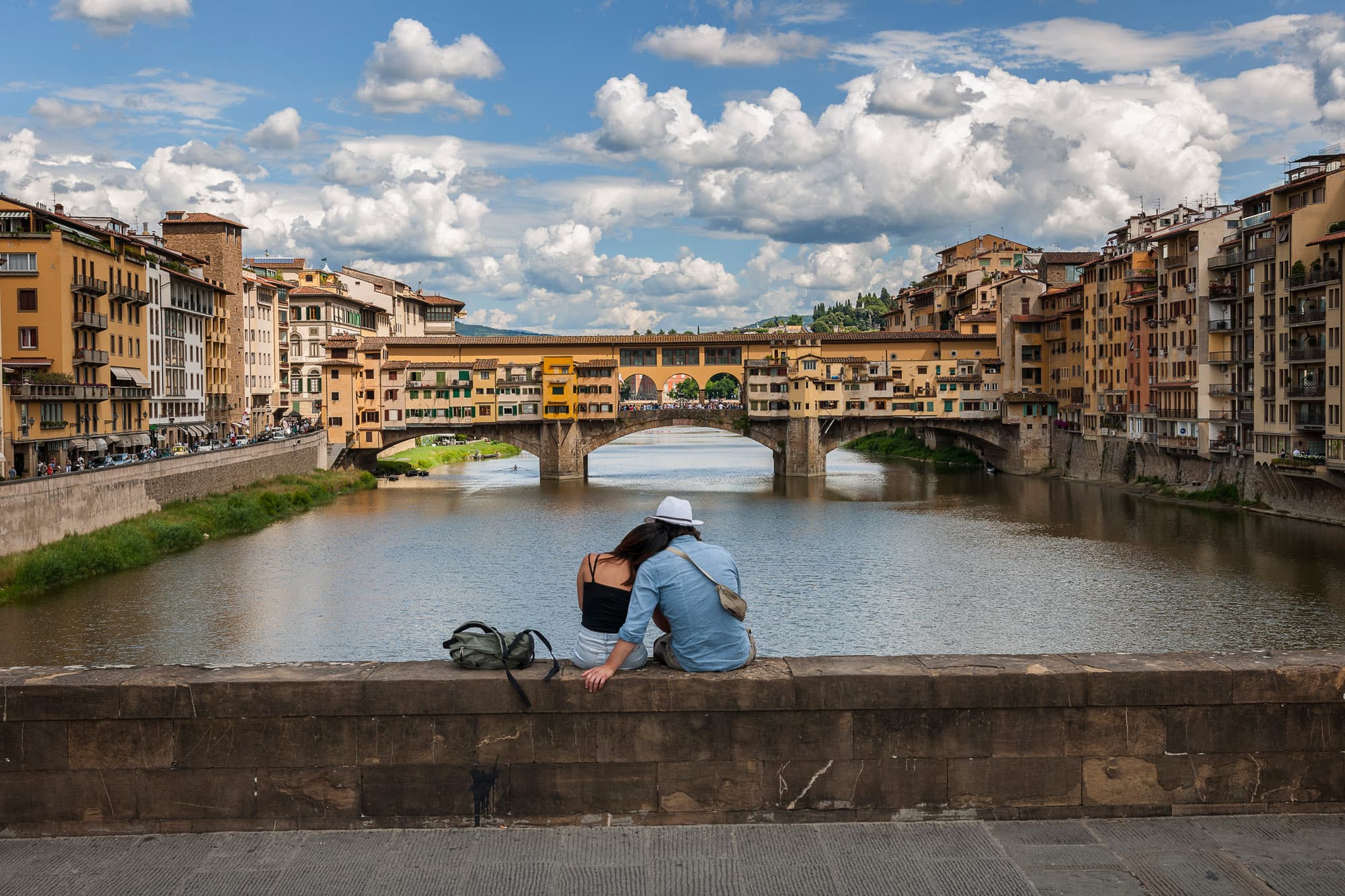 Una coppia innamorata ammira Ponte Vecchio