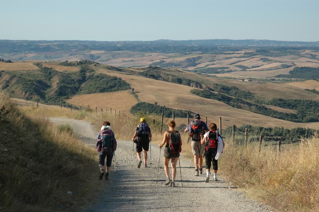 Un-gruppo-di-viandanti-scende-da-Radicofani-verso-la-Val-di-paglia-chiacchierando-piecevolmente-1024x680_wp9_10631.jpg
