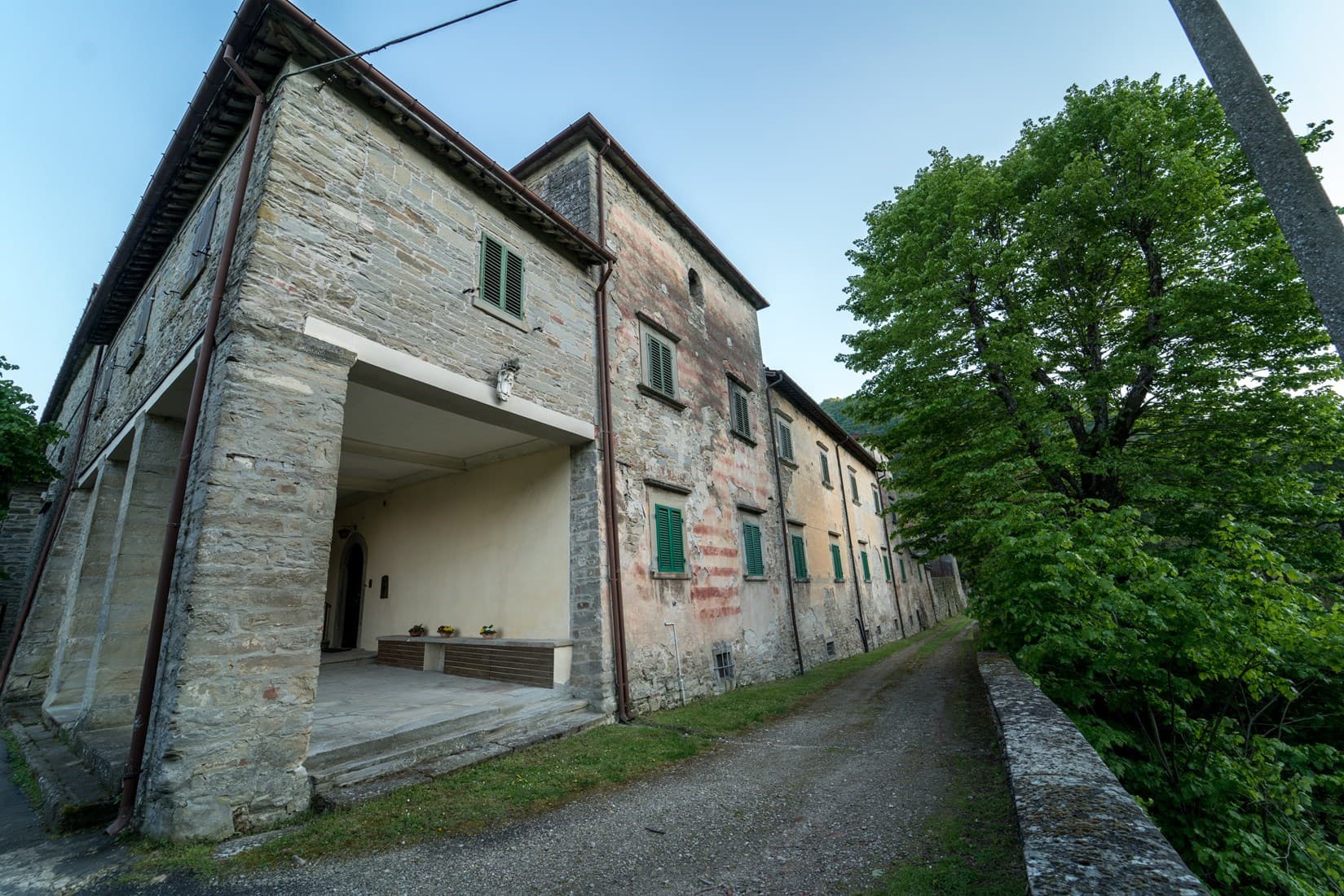 Vista della badia di Santa Maria a Susinana 