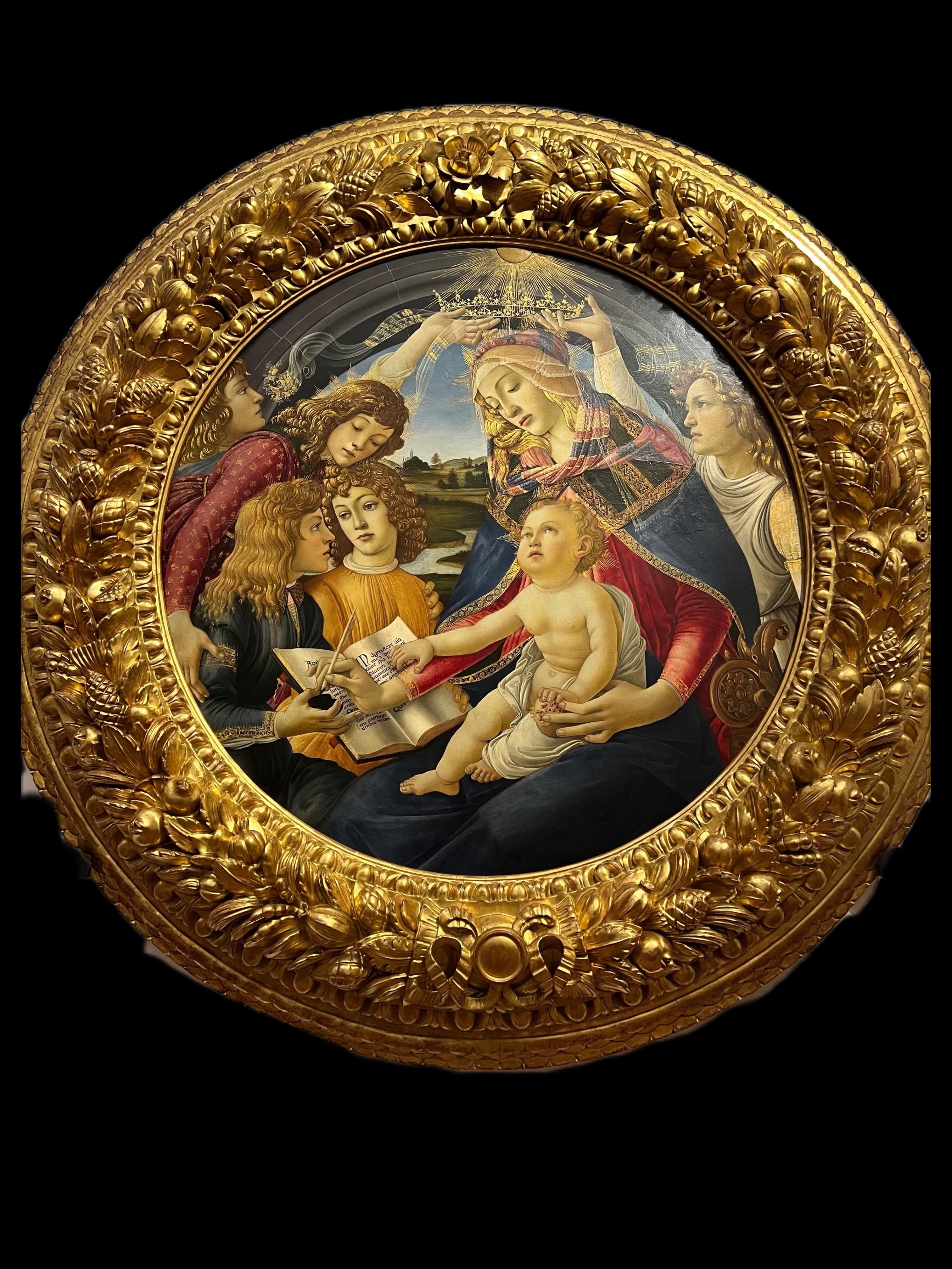 Tondo con la Vergine che incorona il Bambino, circondata da angeli, in ricca cornice dorata decorata.