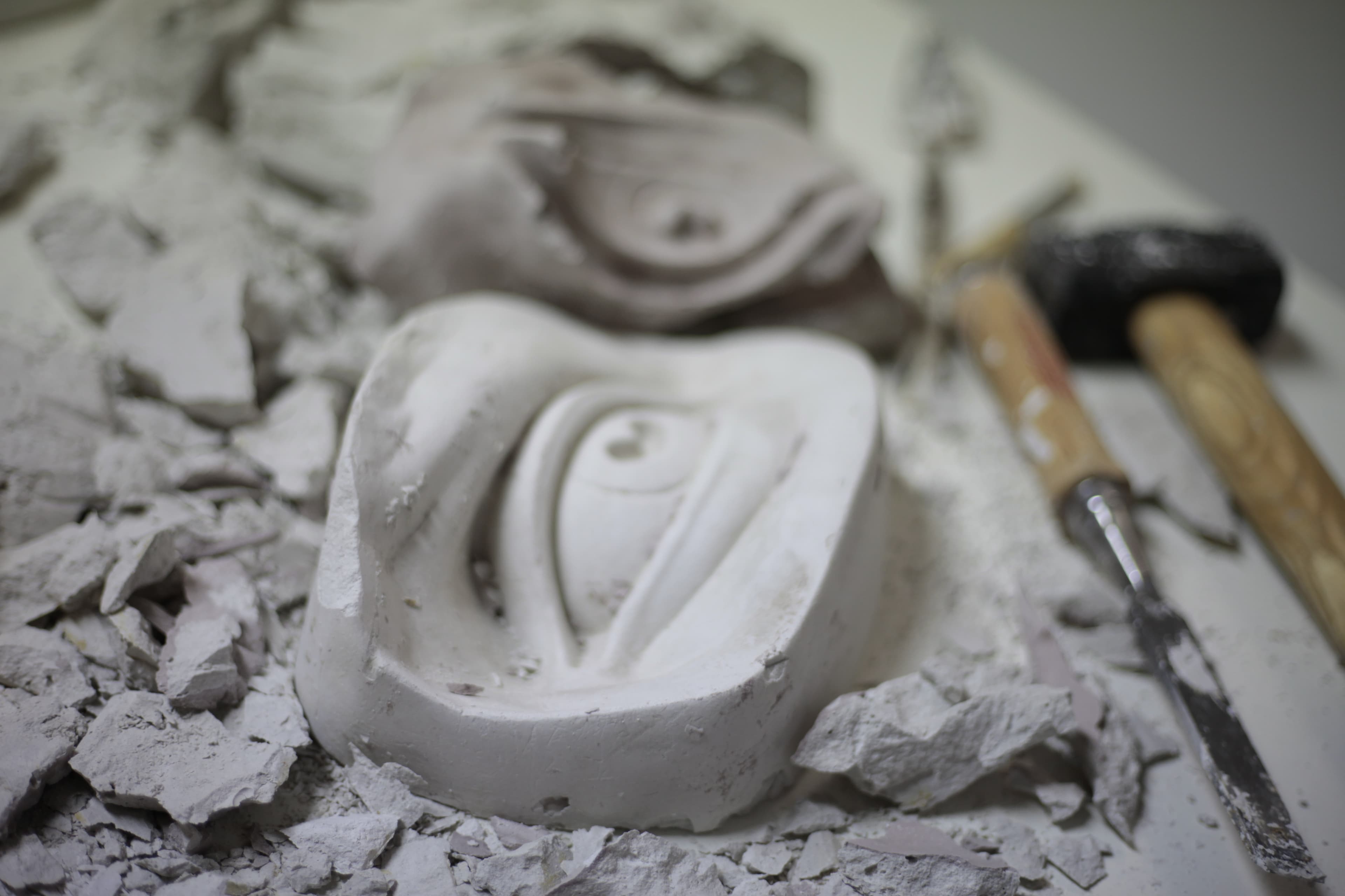 Dettaglio anatomico in gesso ispirato al David di Michelangelo durante laboratorio di scultura