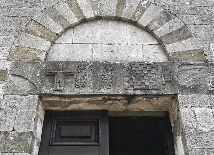 Das Eingangstor der Pfarrkirche San Paolo