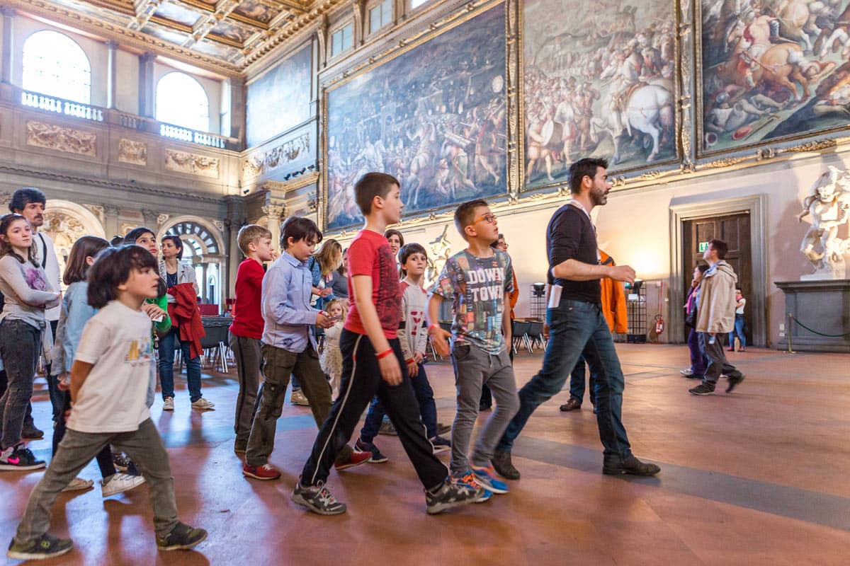 Un gruppo di bambini in un tour guidato a Palazzo Vecchio