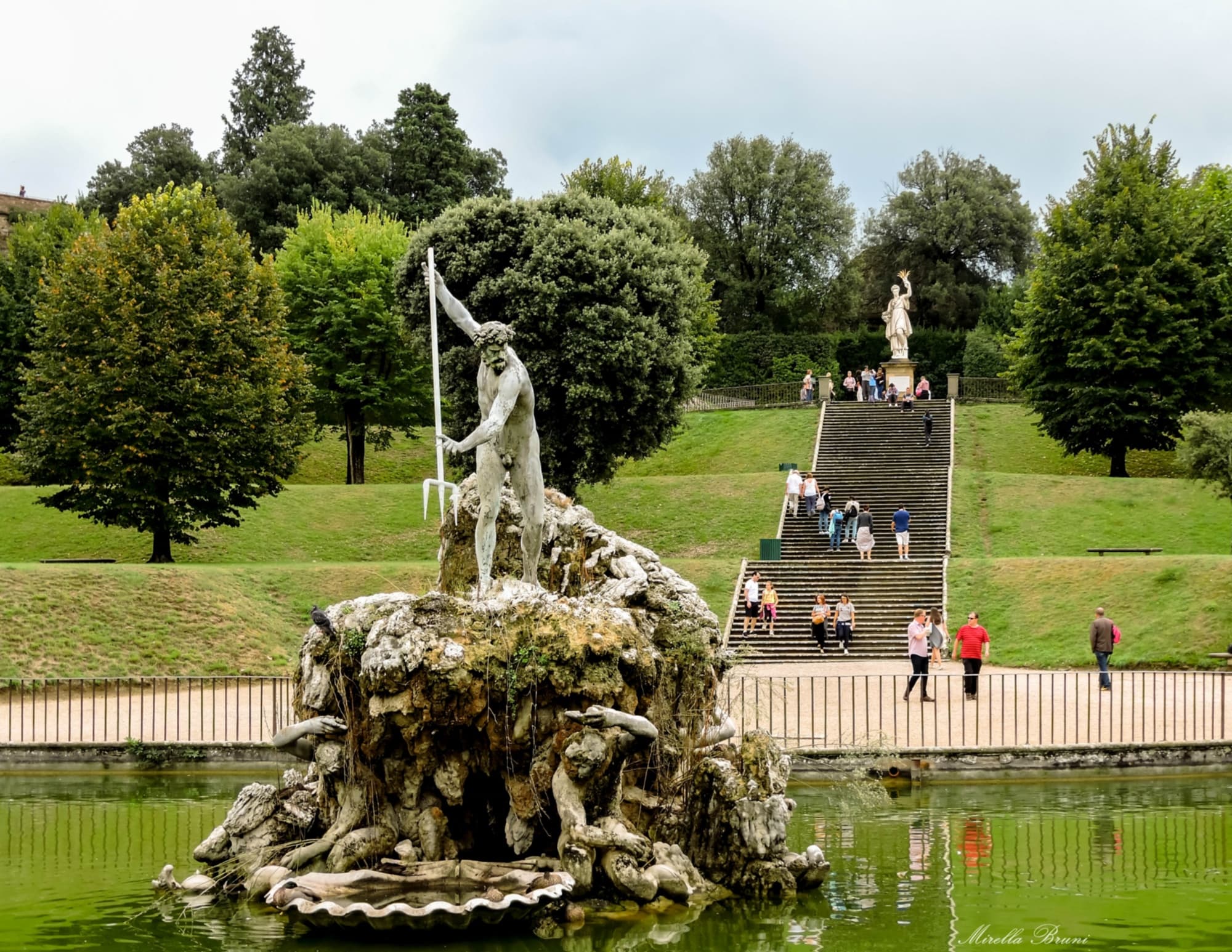 A view of the Fountain of Neptune on a sunny day