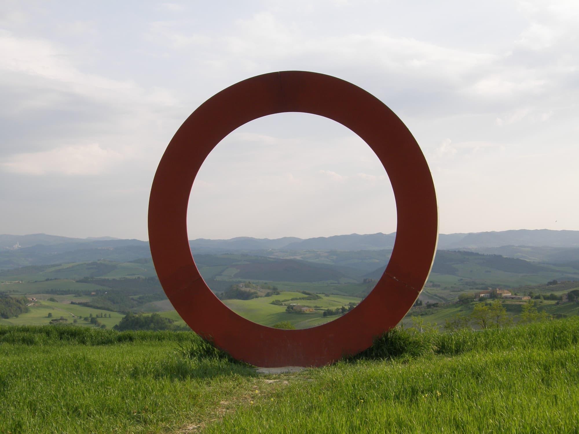 Eines der Werke von Staccioli, ein Ring zur Landschaft