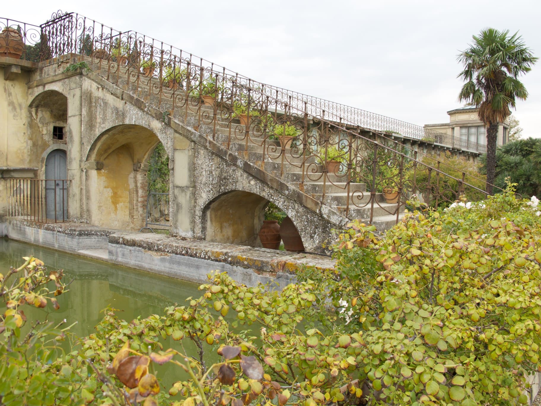 Scalinata e specchio d'acqua nel giardino della Villa la Petraia