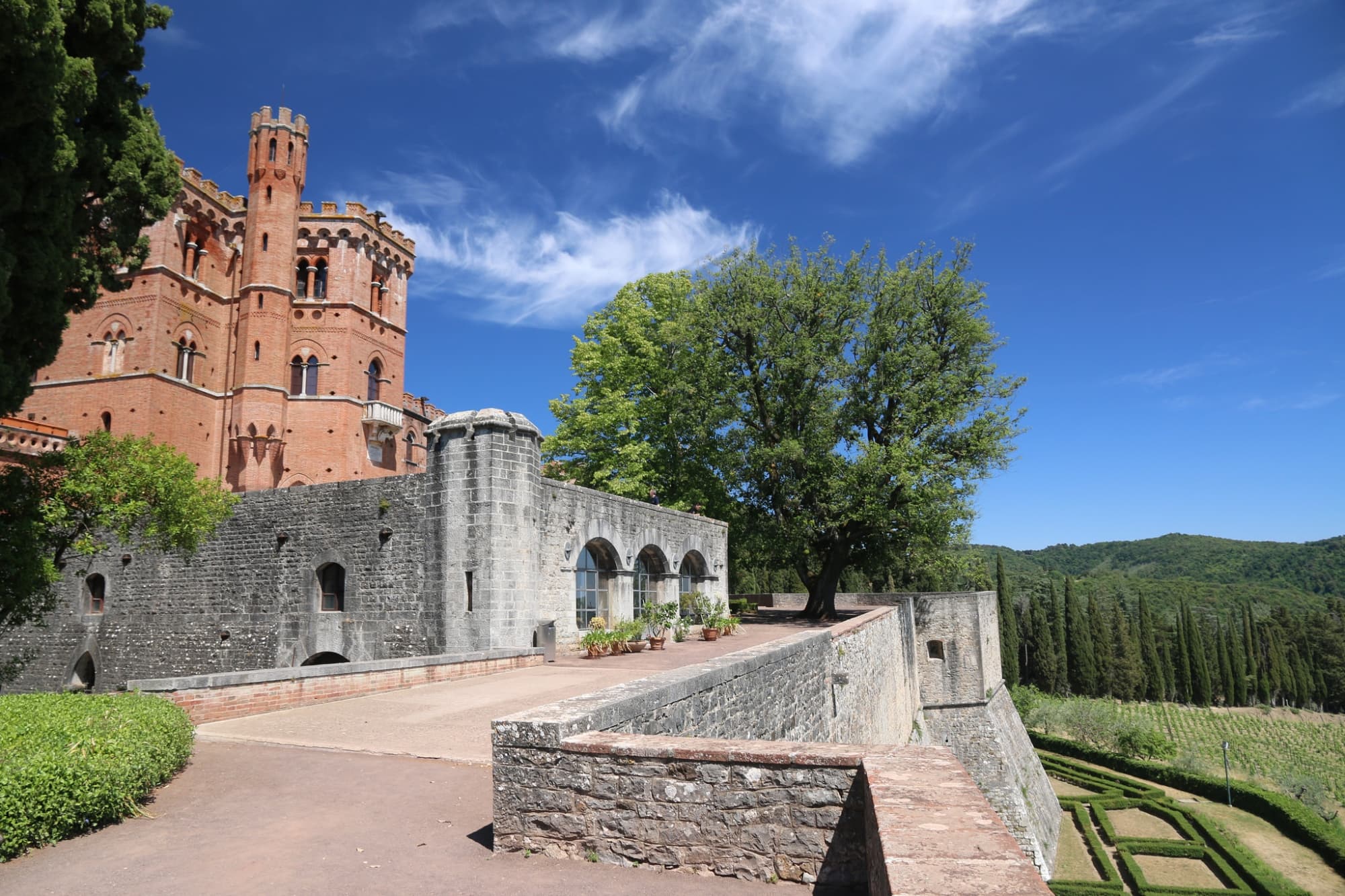 Veduta panoramica del castello che si staglia sul cielo terso