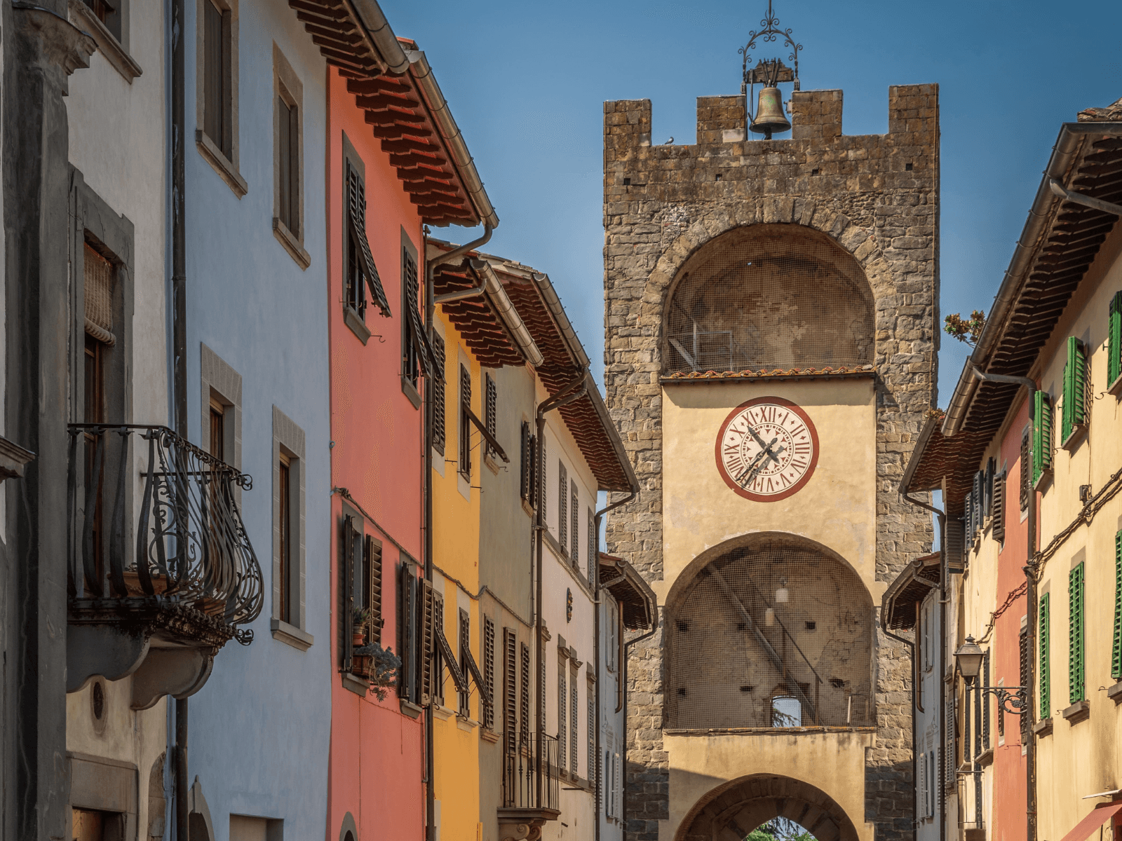 Der Arnolfo-Turm, der den Eingang zu Castelfranco di Sopra prägt