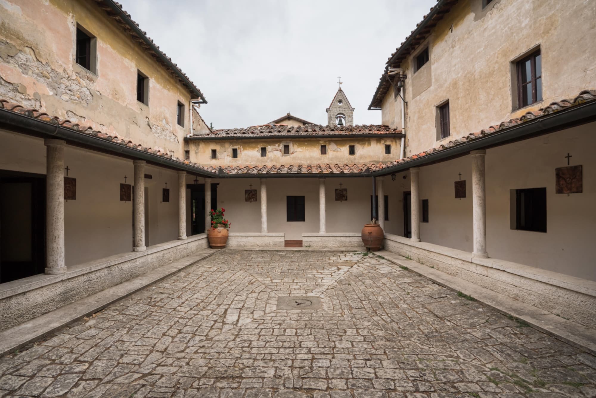 L'Incontro – cloister