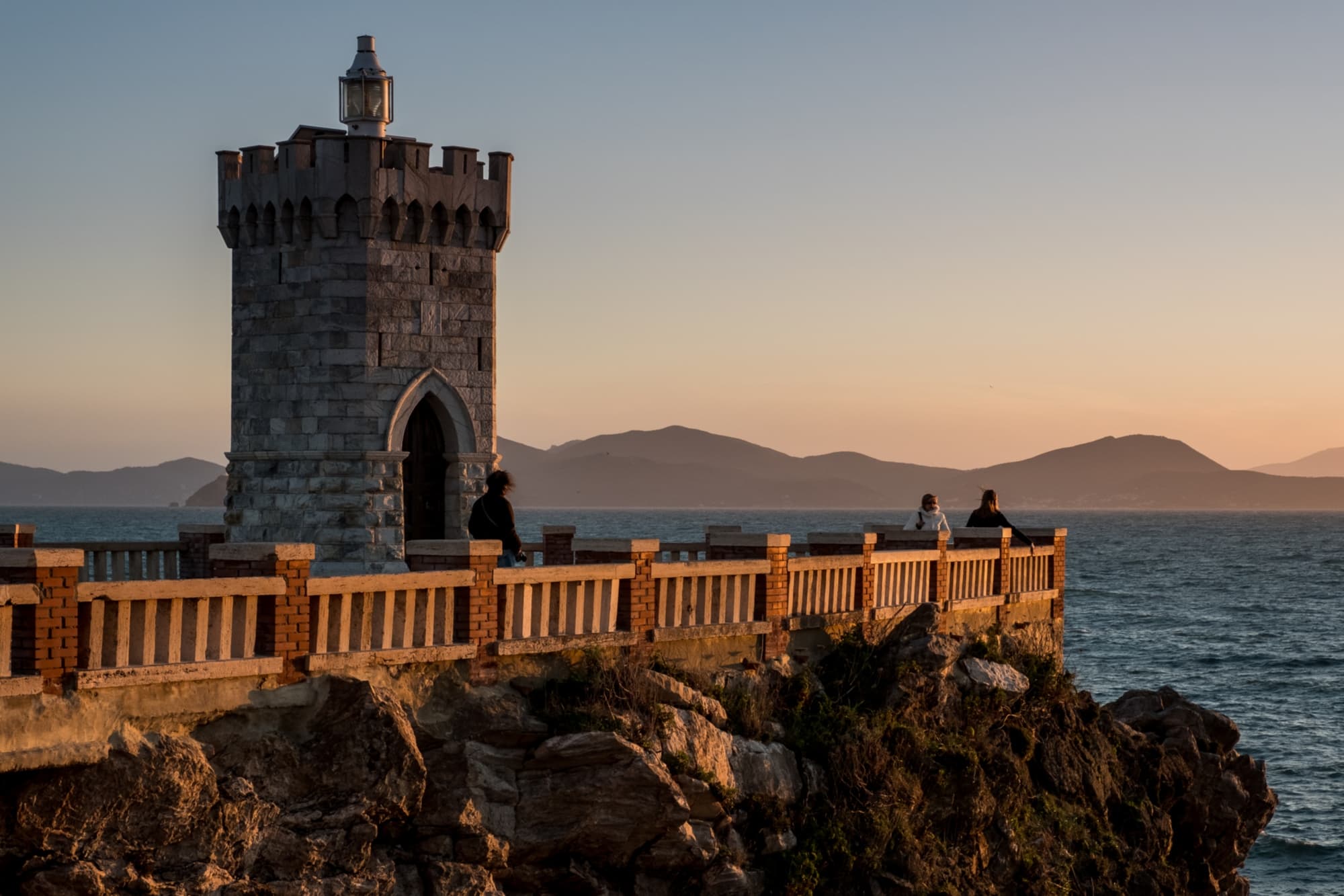 Blick auf die Panoramaterrasse von Piombino bei Sonnenuntergang