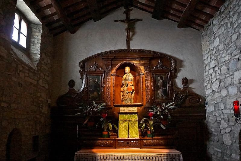 Scultura della Madonna con Bambino, posta sull'altare maggiore