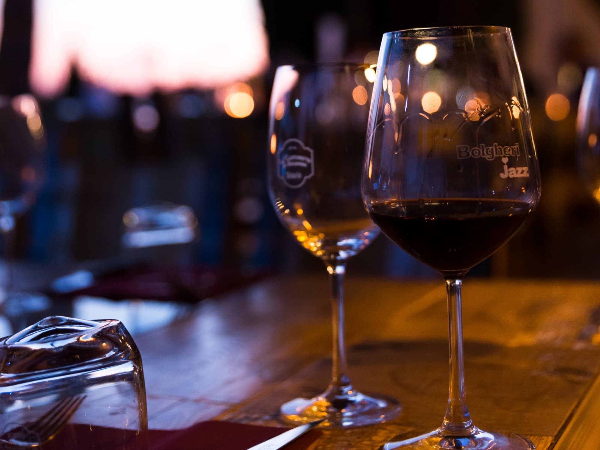 2 wine glasses on a wooden table