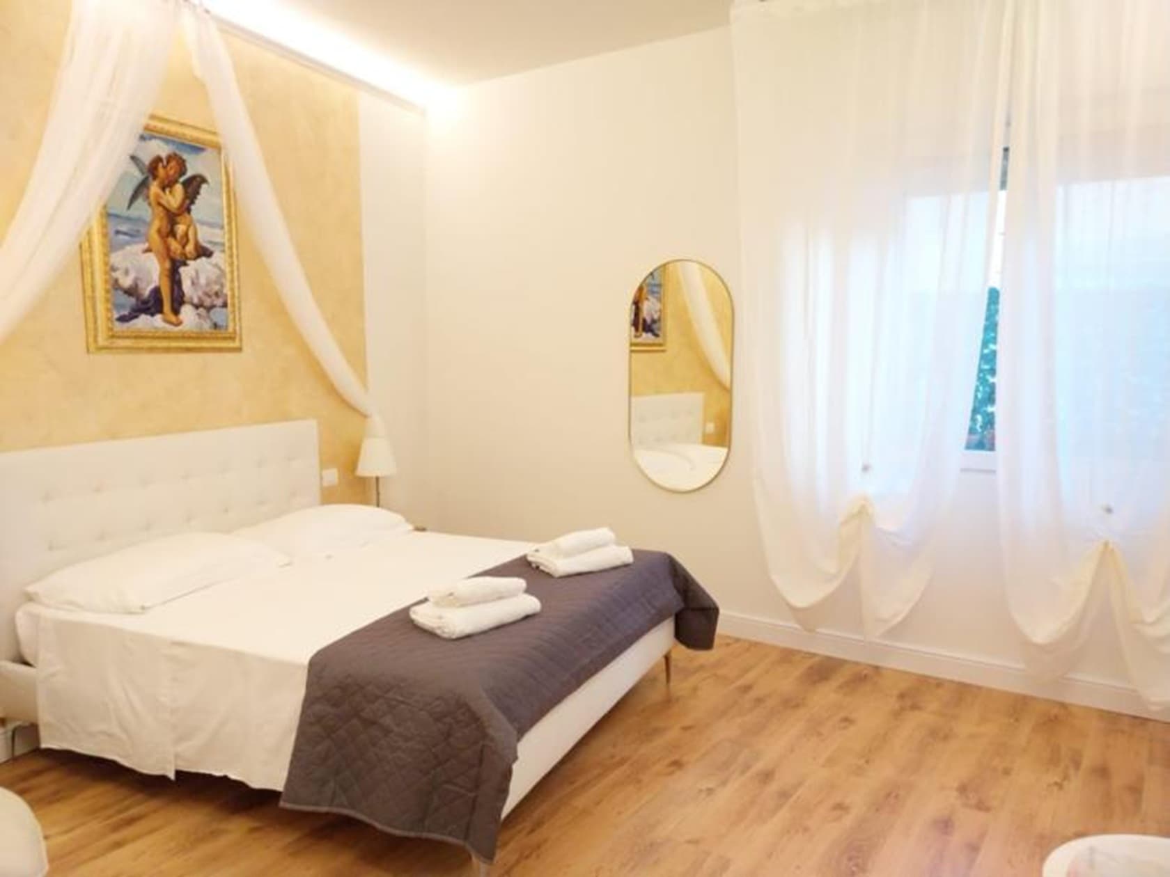 Quiet double room with internal views and an en-suite bathroom with a shower