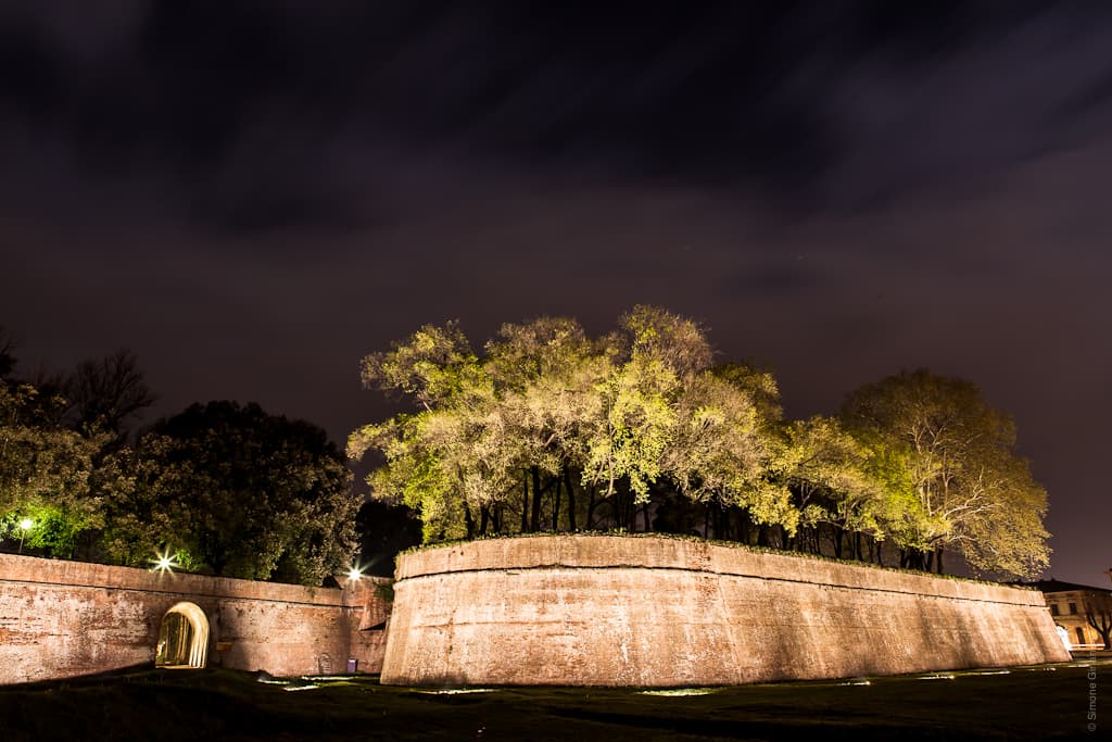 lucca-walls-by-night