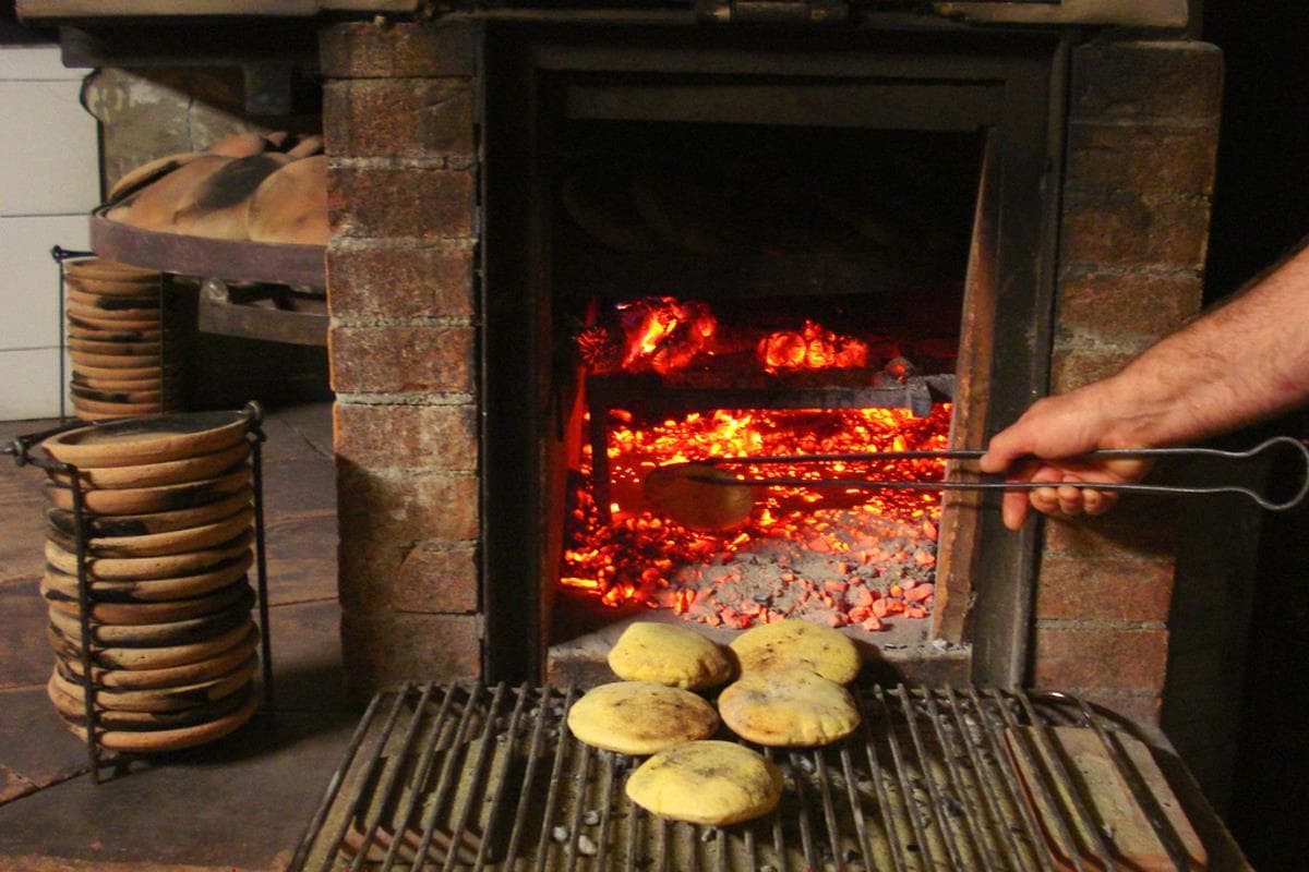 La preparazione delle focaccette di Aulla sui testi di terracotta