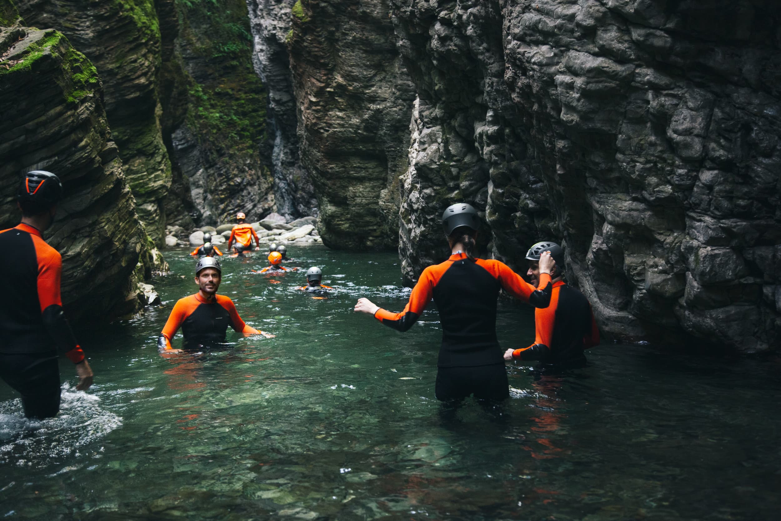 Gruppo di persone durante escursione di canyoning