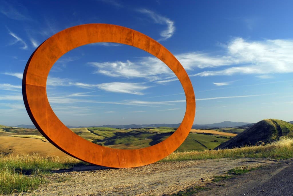 Una delle opere di Staccioli: un grande cerchio rosso che incornicia il panorama delle colline volterrane