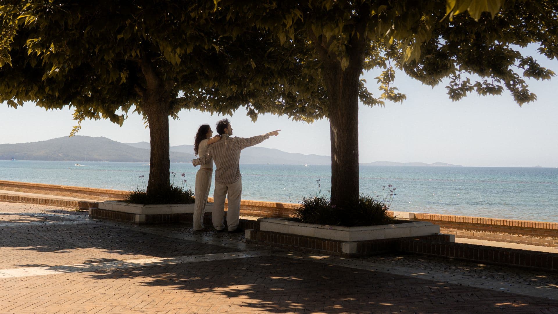 Coppia che passeggia sul lungomare di Follonica affacciato sul Golfo tra mare cristallino e relax.