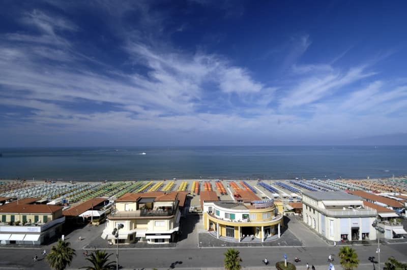 Lo stabilimento balneare di fronte al Grand Hotel