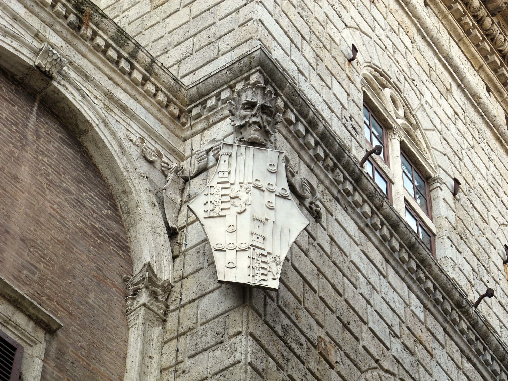 dettaglio di Palazzo Piccolomini, Siena 