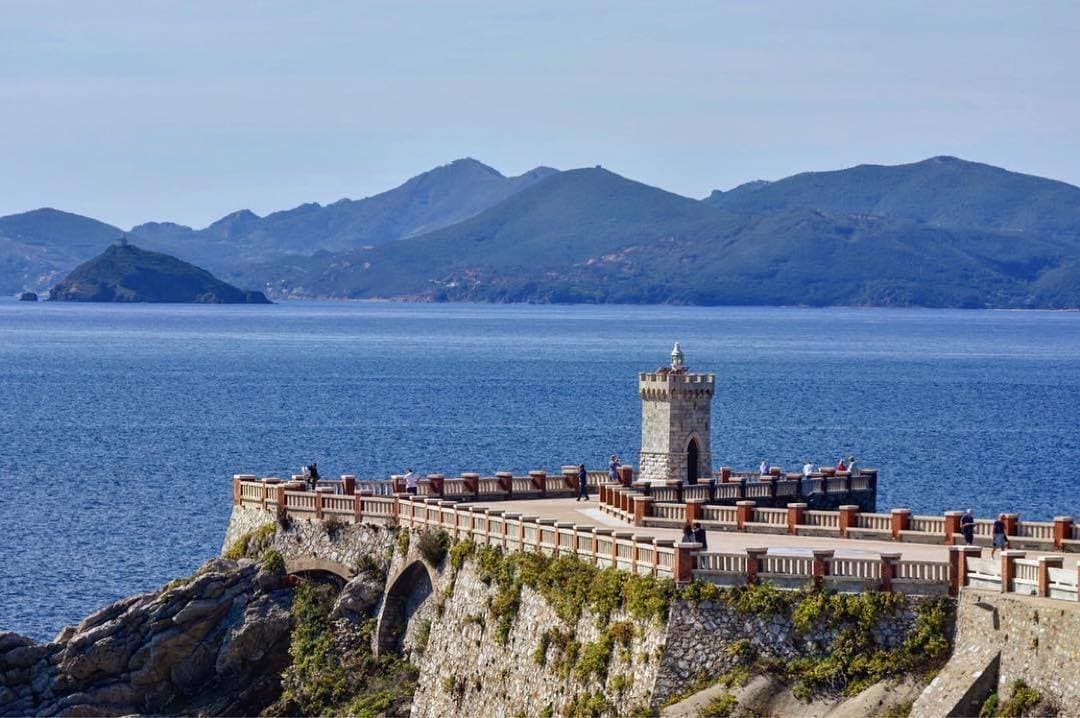 El faro Rocchetta en Piombino