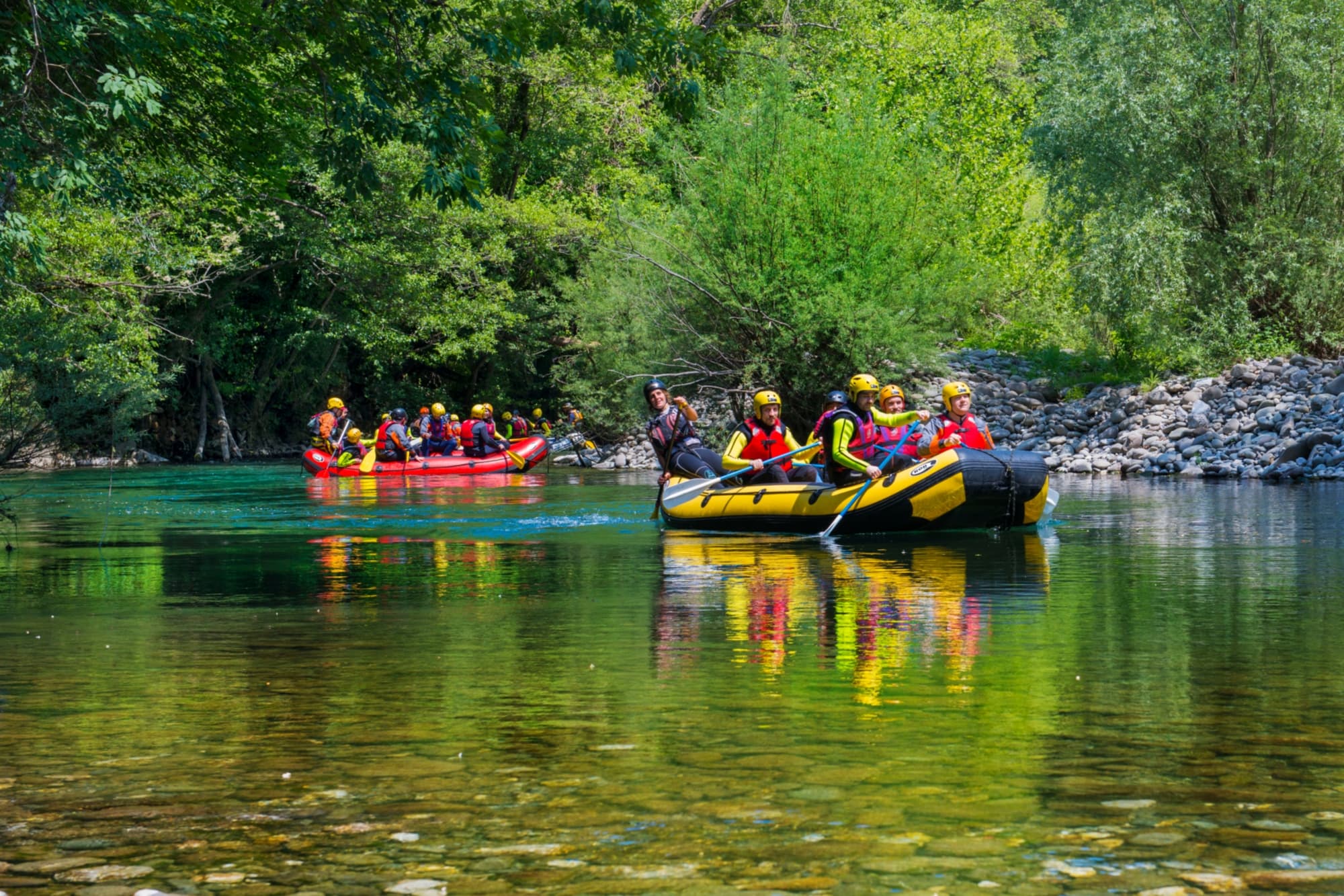 Grupo practicando rafting en el valle del Lima