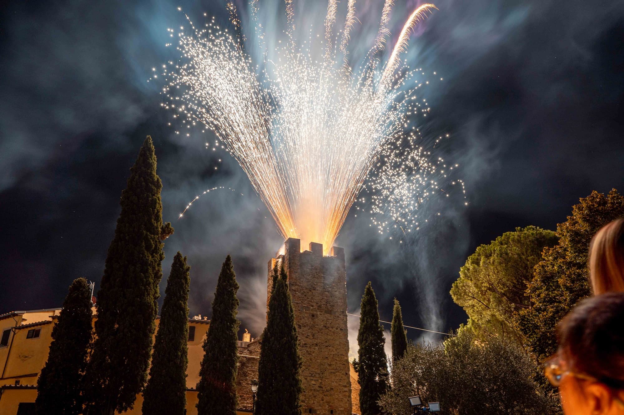 Fuegos artificiales en la torre