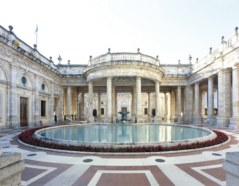 Der majestätische Eingang zum Tettuccio Spa