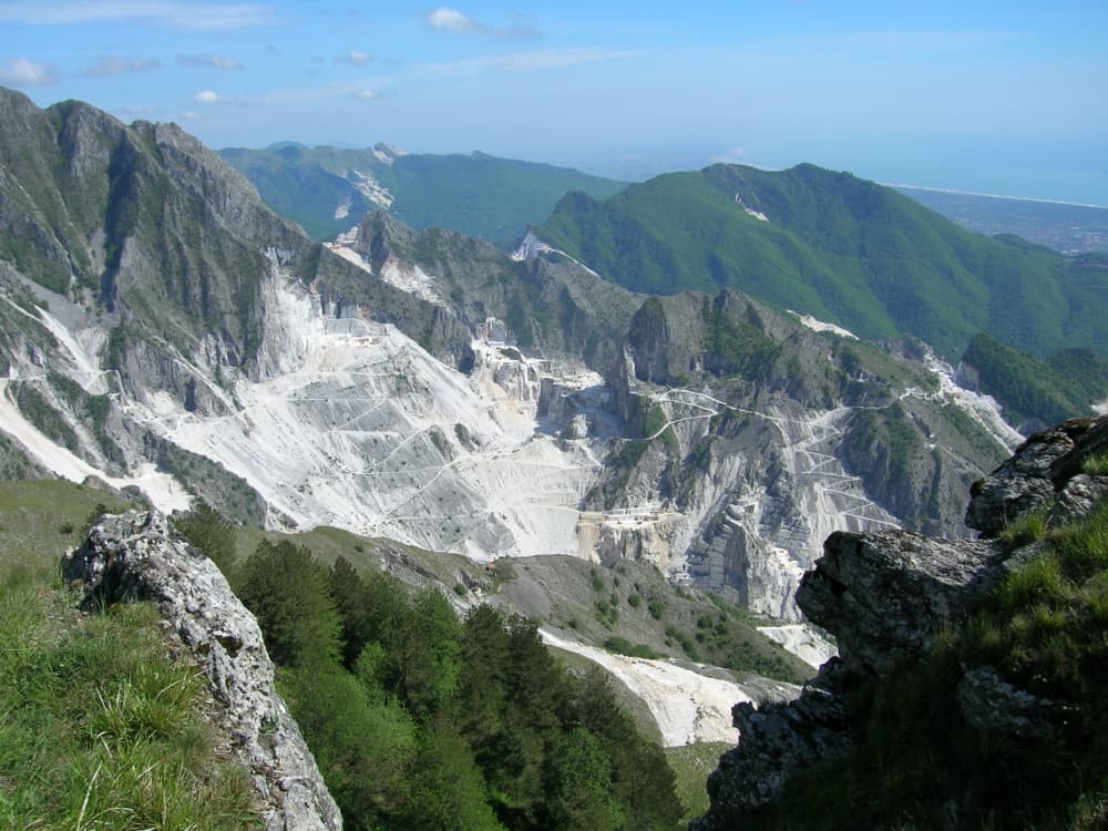 Le cave viste da Campo Cecina