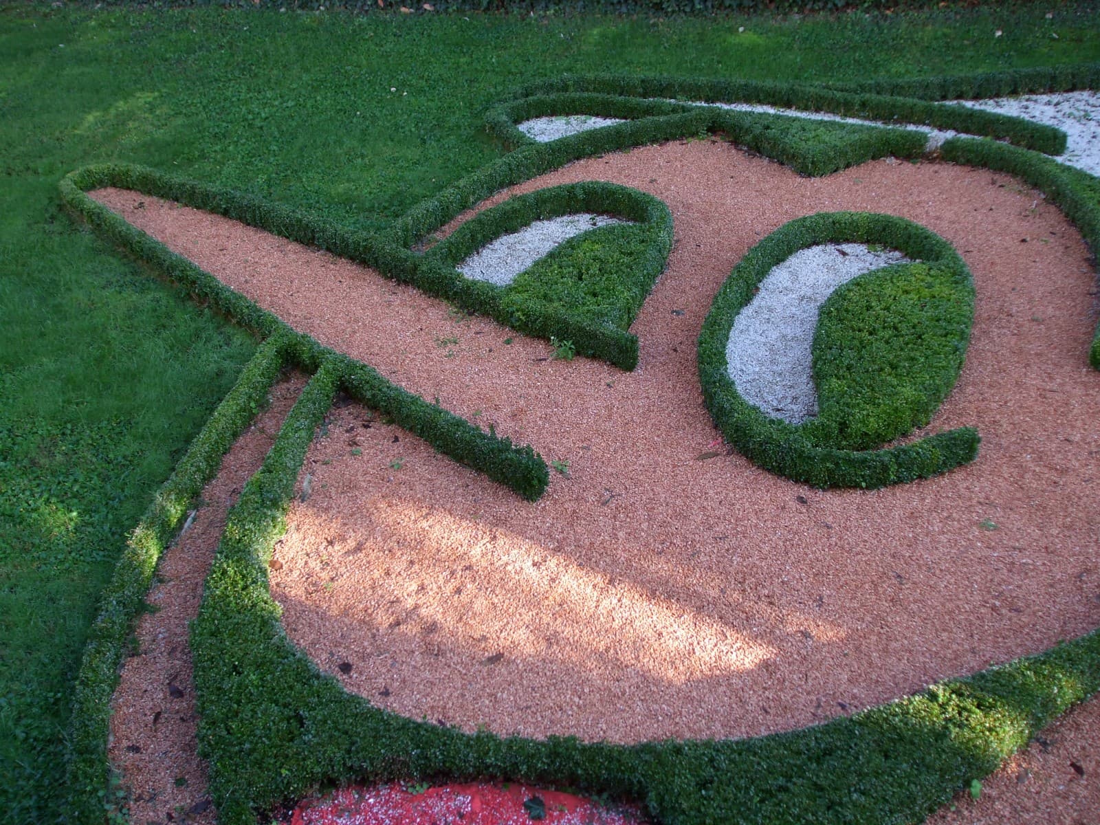 Ein Pinocchio aus Pflanzen aus dem Park