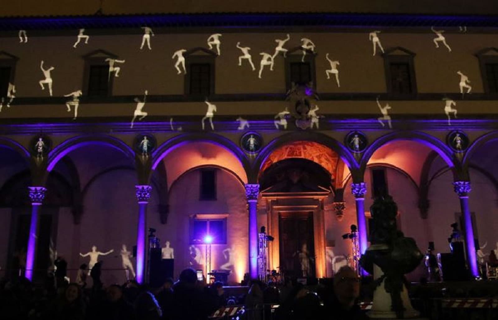Proiezioni sulla facciata del Museo degli Innocenti e musica dal vivo, a Firenze