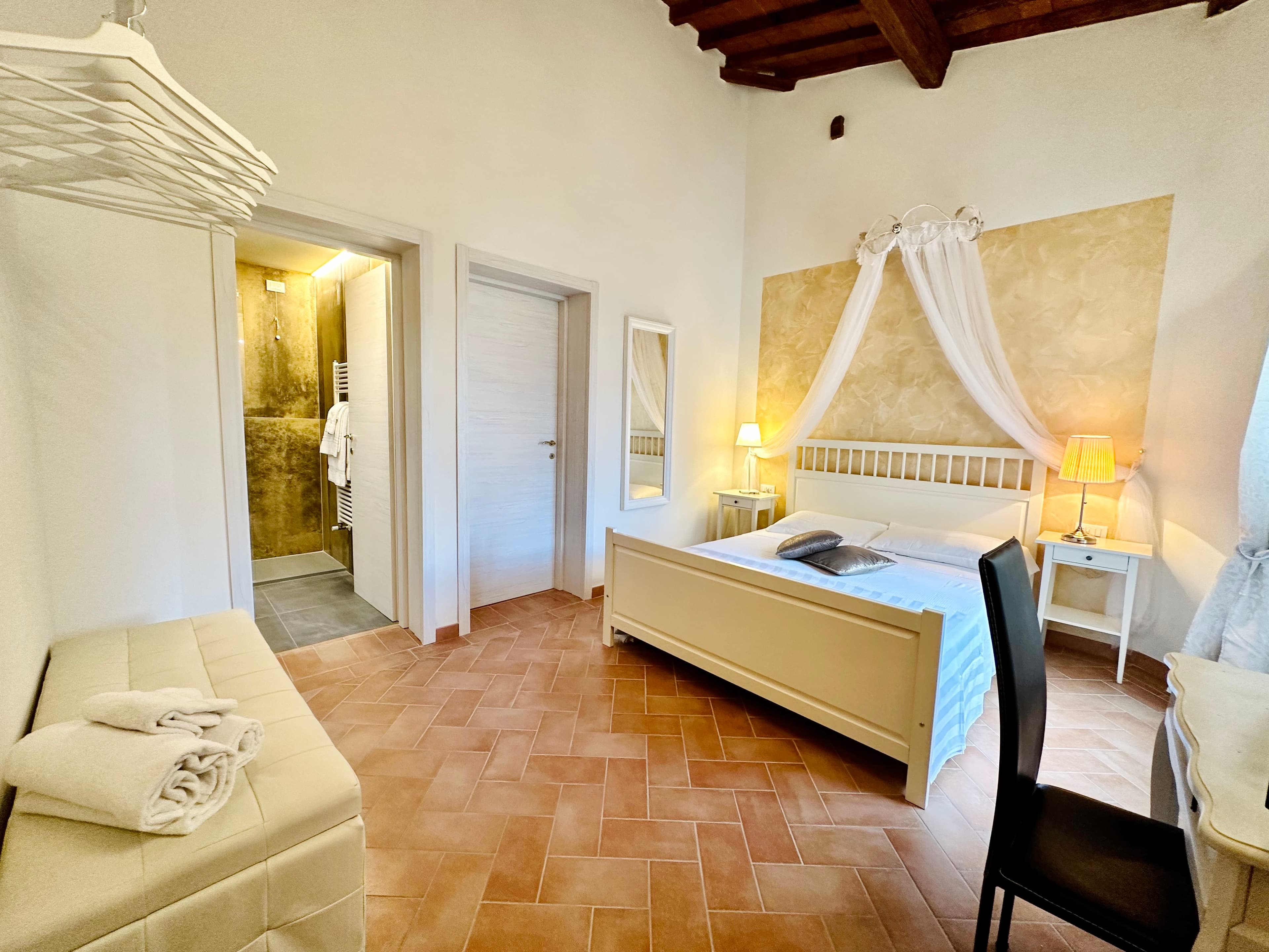 Flat with a bedroom, bathroom and kitchen