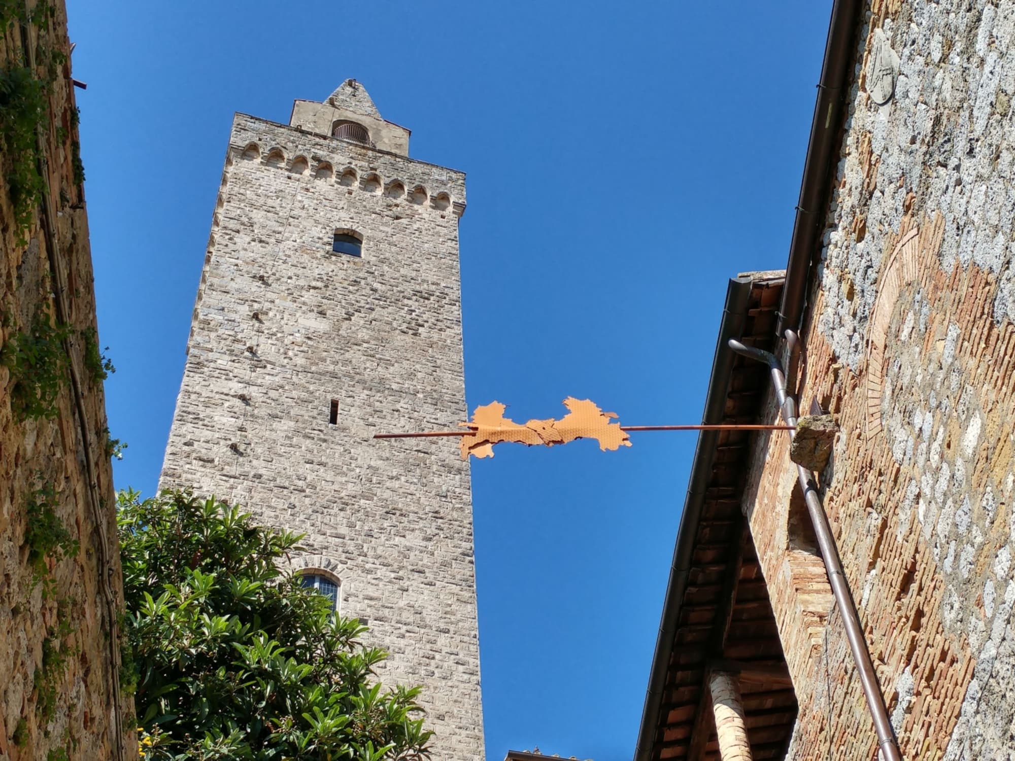 "Italia en Subasta" de Luciano Fabro, en San Gimignano