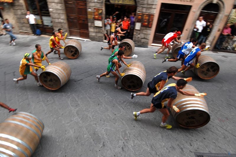 Un momento della gara per le vie del borgo