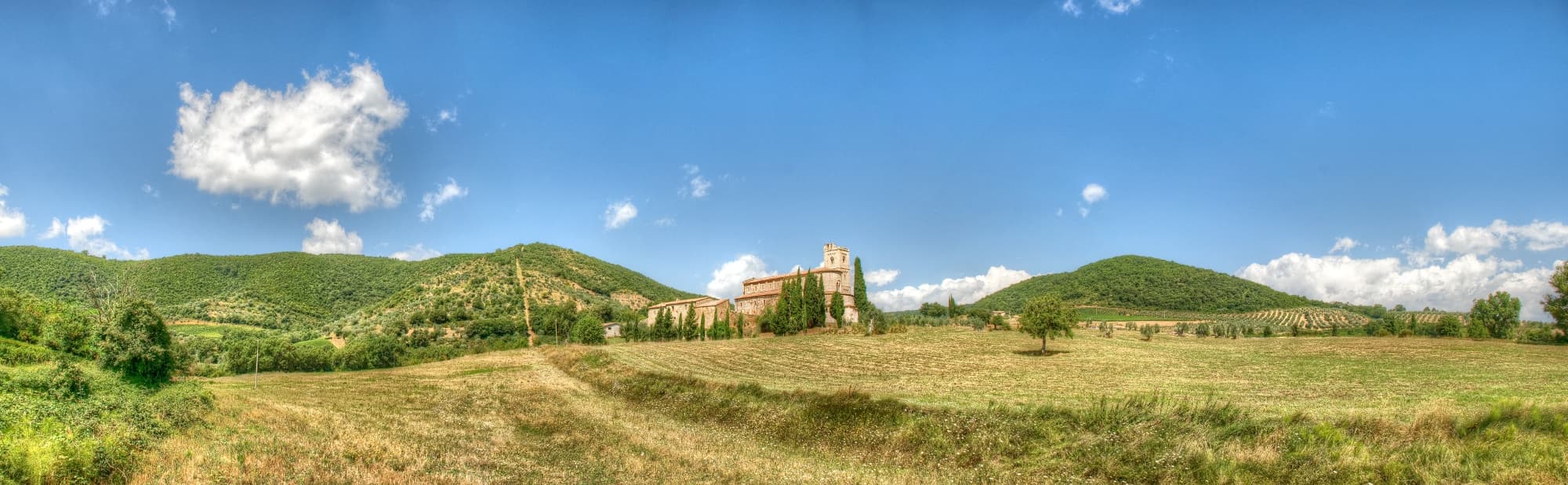 L'Abbazia di Sant'Antimo tra le colline della Val d'Orcia