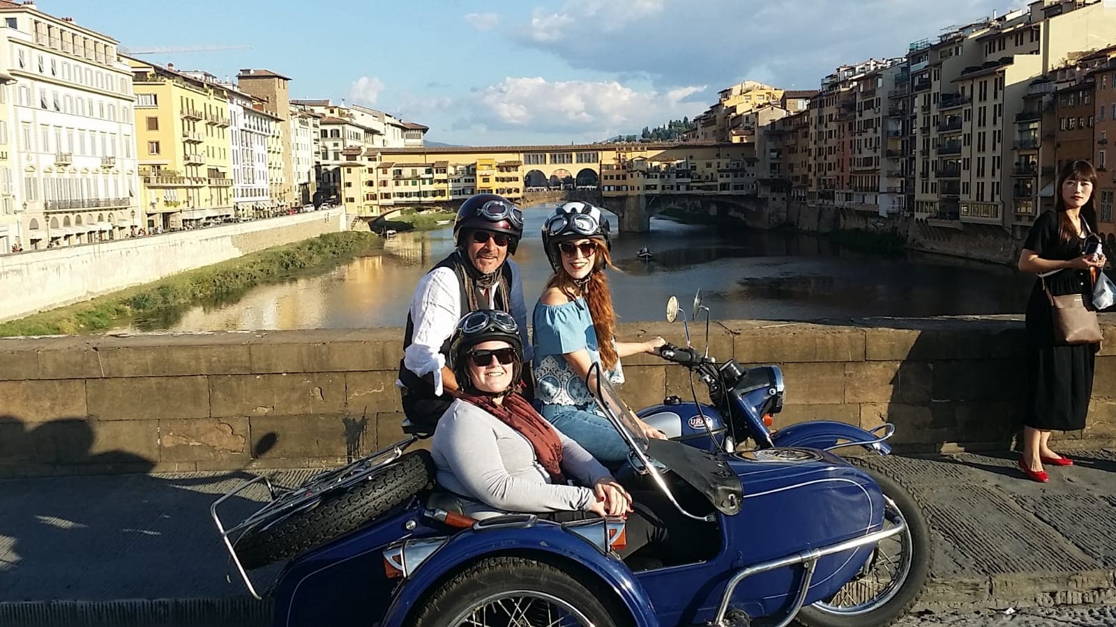 Discover Oltrarno and the Florentine hills on a sidecar