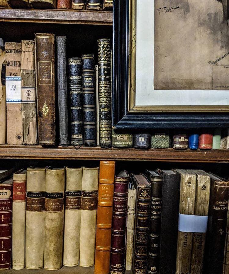 Scaffale con libri antichi