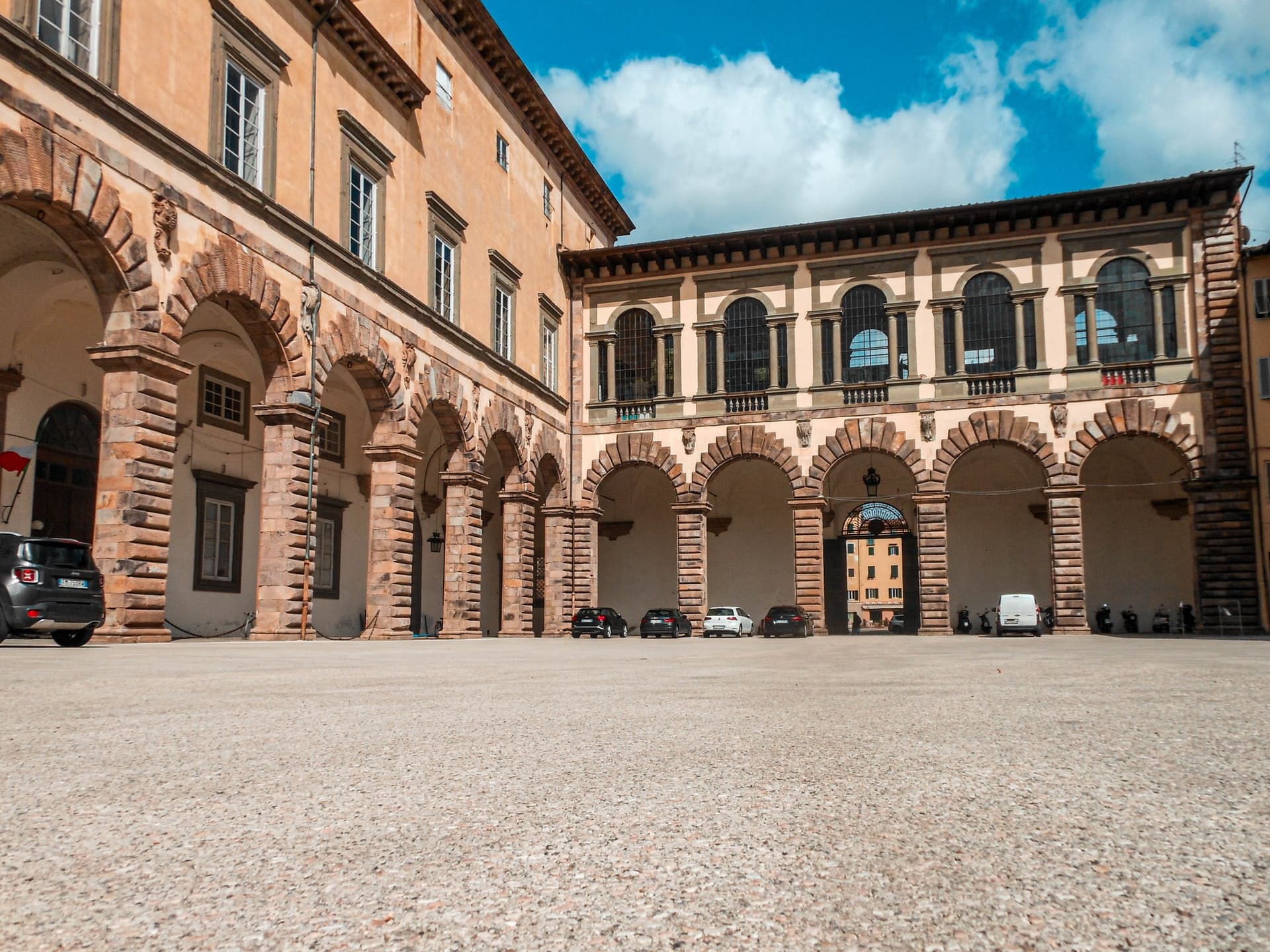 palazzo-ducale-lucca-cortile-svizzeri