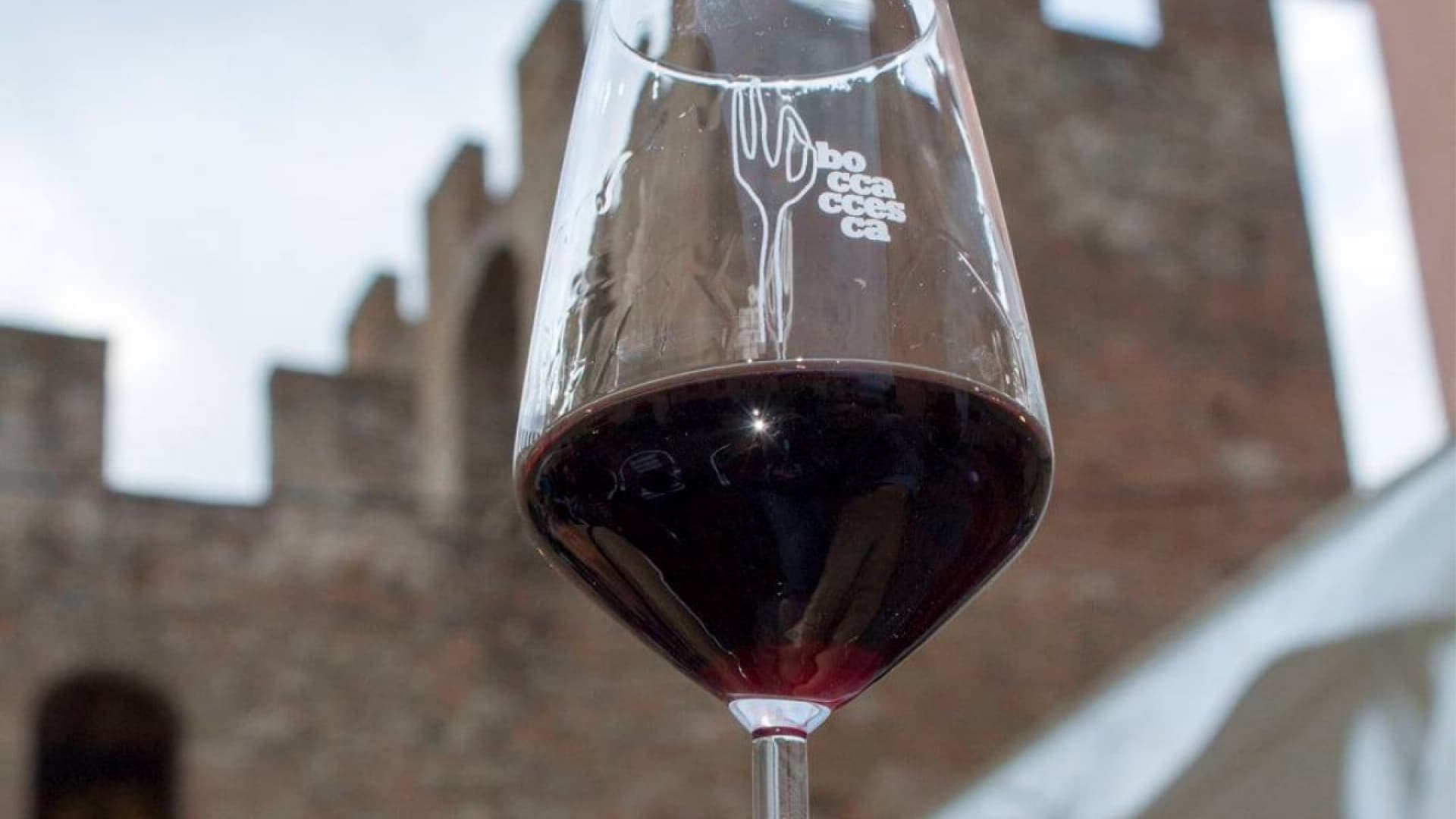 Una copa de vino Chianti de Montespertoli