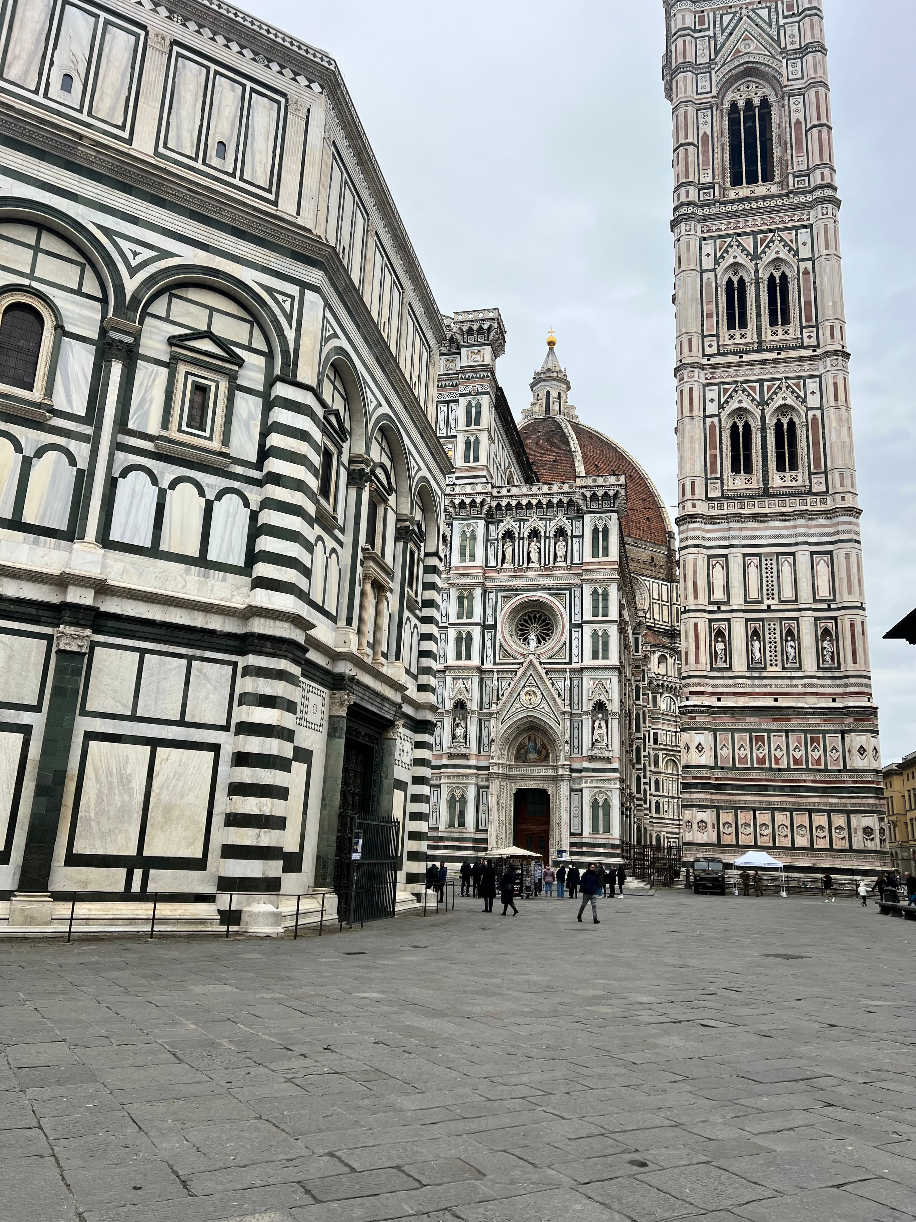 Complesso del Duomo di Firenze con la Cattedrale di Santa Maria del Fiore, il Campanile di Giotto e il Battistero in Piazza del Duomo.